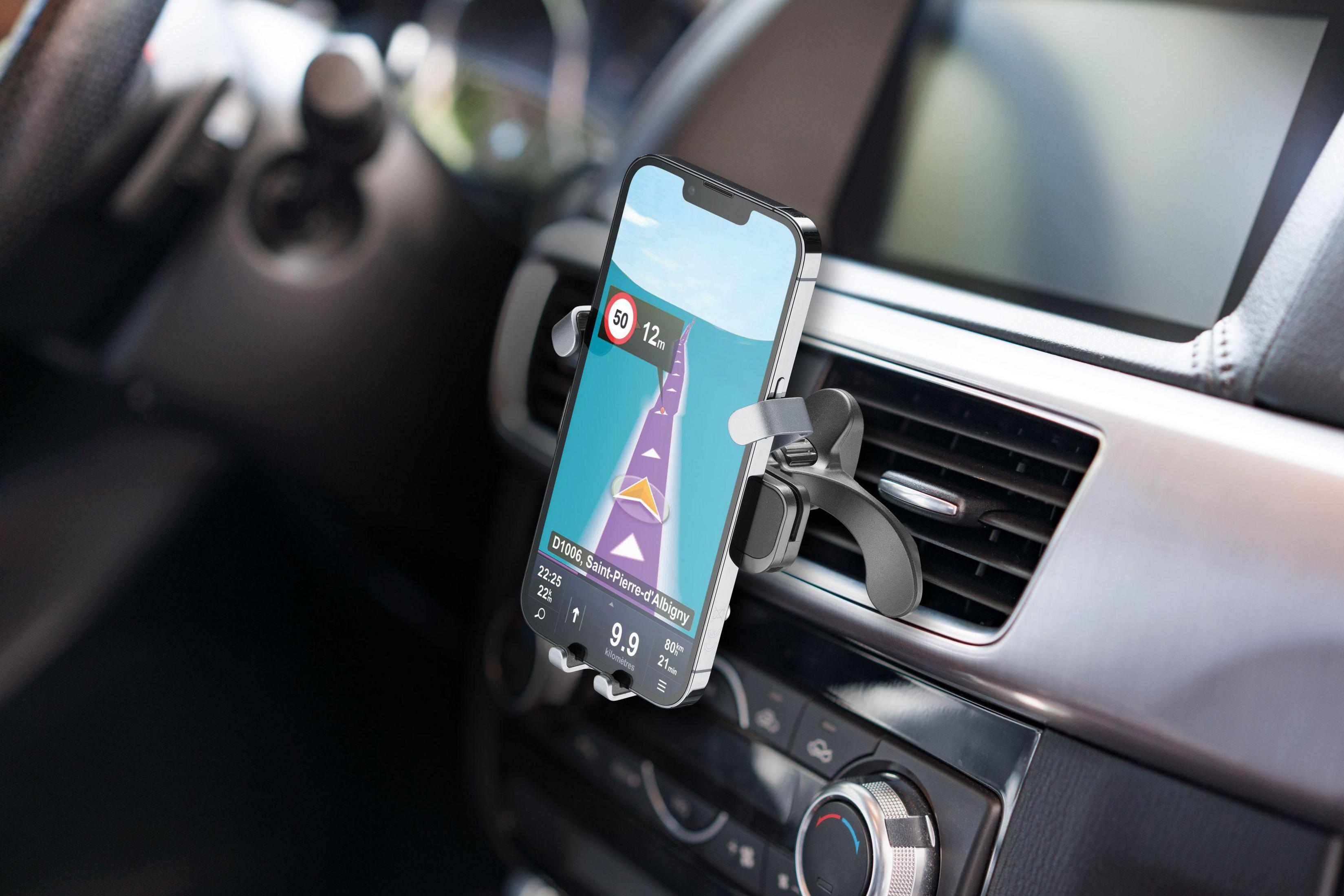 Smartphone dans un support de voiture affichant une application de navigation sur le tableau de bord.