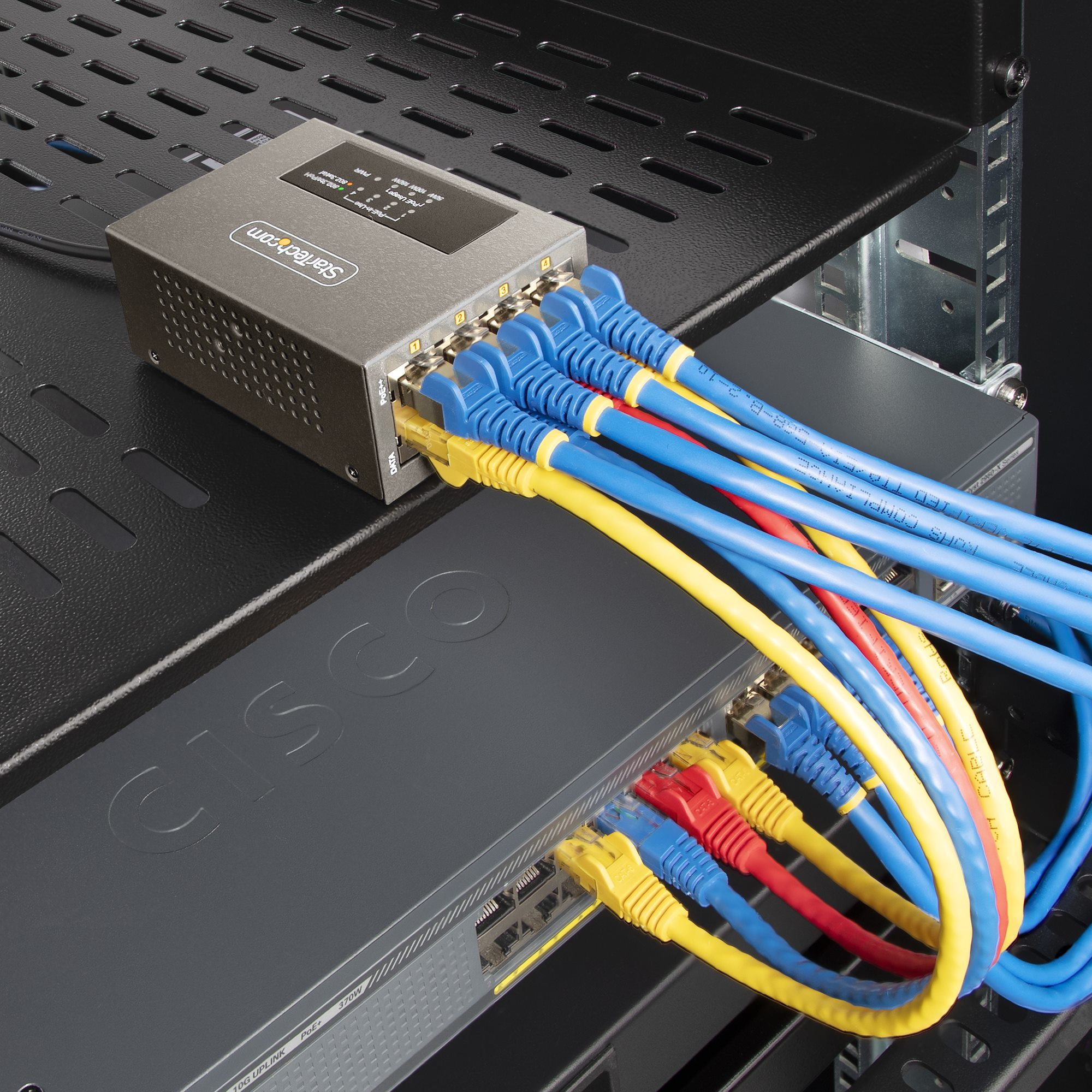 Netzwerk-Switch mit mehreren Kabeln, die an einem Server-Rack angeschlossen sind.