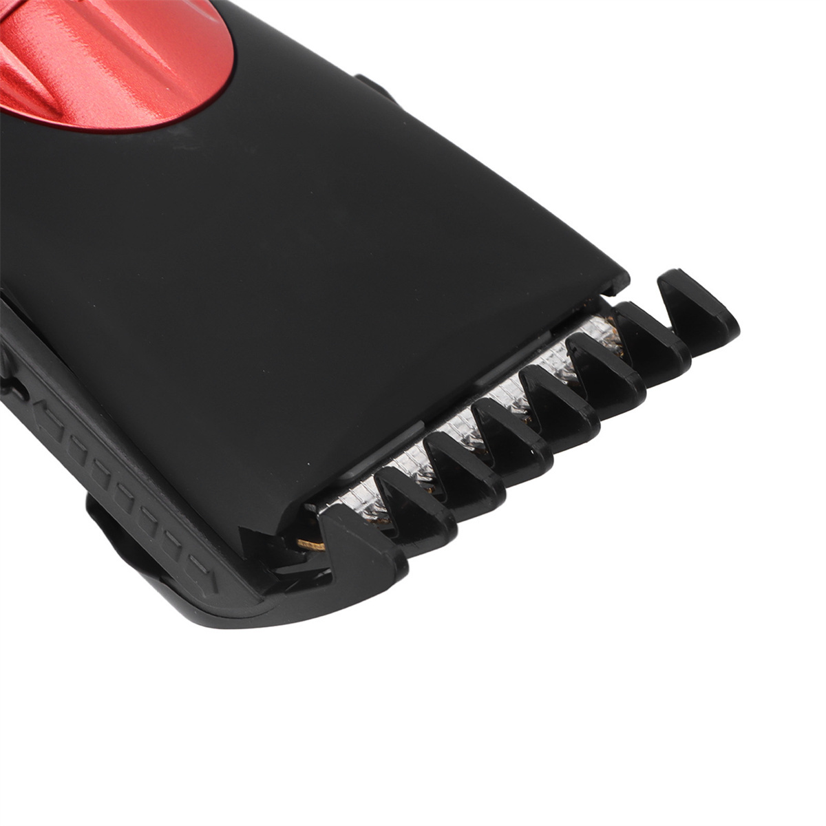 Nahaufnahme eines schwarzen und roten elektrischen Haarschneiders, Klingen nach oben.