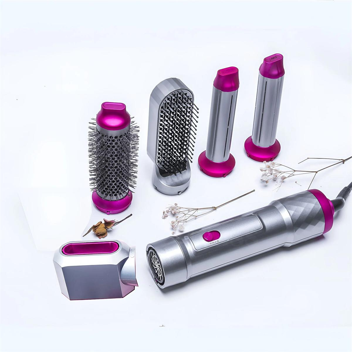 Ein Set von Haarstyling-Werkzeugen, einschließlich eines Föhns und verschiedener Bürstenaufsätze.