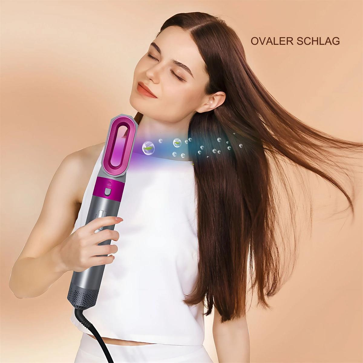 Eine Frau, die einen rosa-grauen Haarstyler benutzt, wobei das Gerät sich in der Nähe ihres Kopfes und Haares befindet.