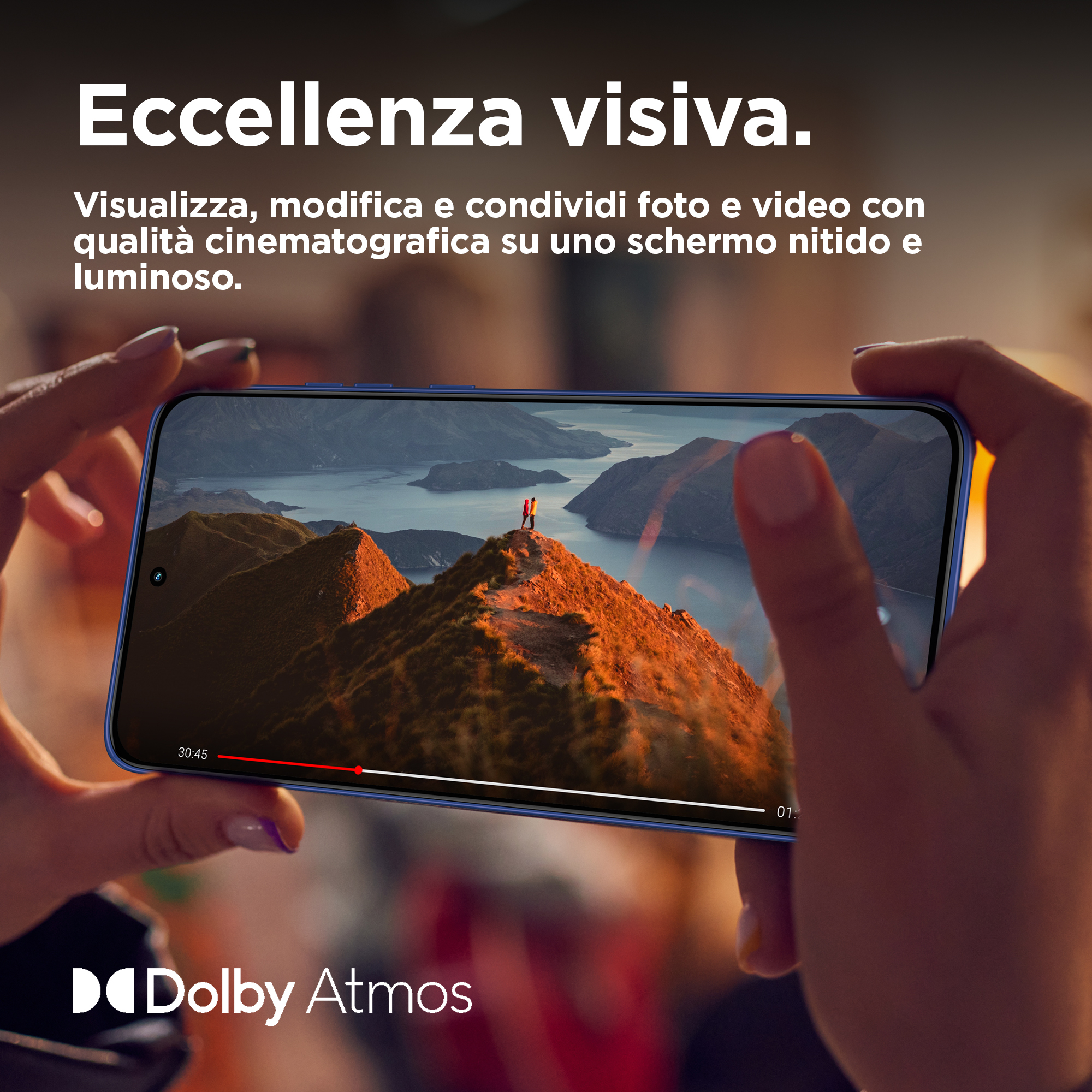 Osoba trzymająca niebieski smartfon pokazujący wideo z krajobrazem górskim.