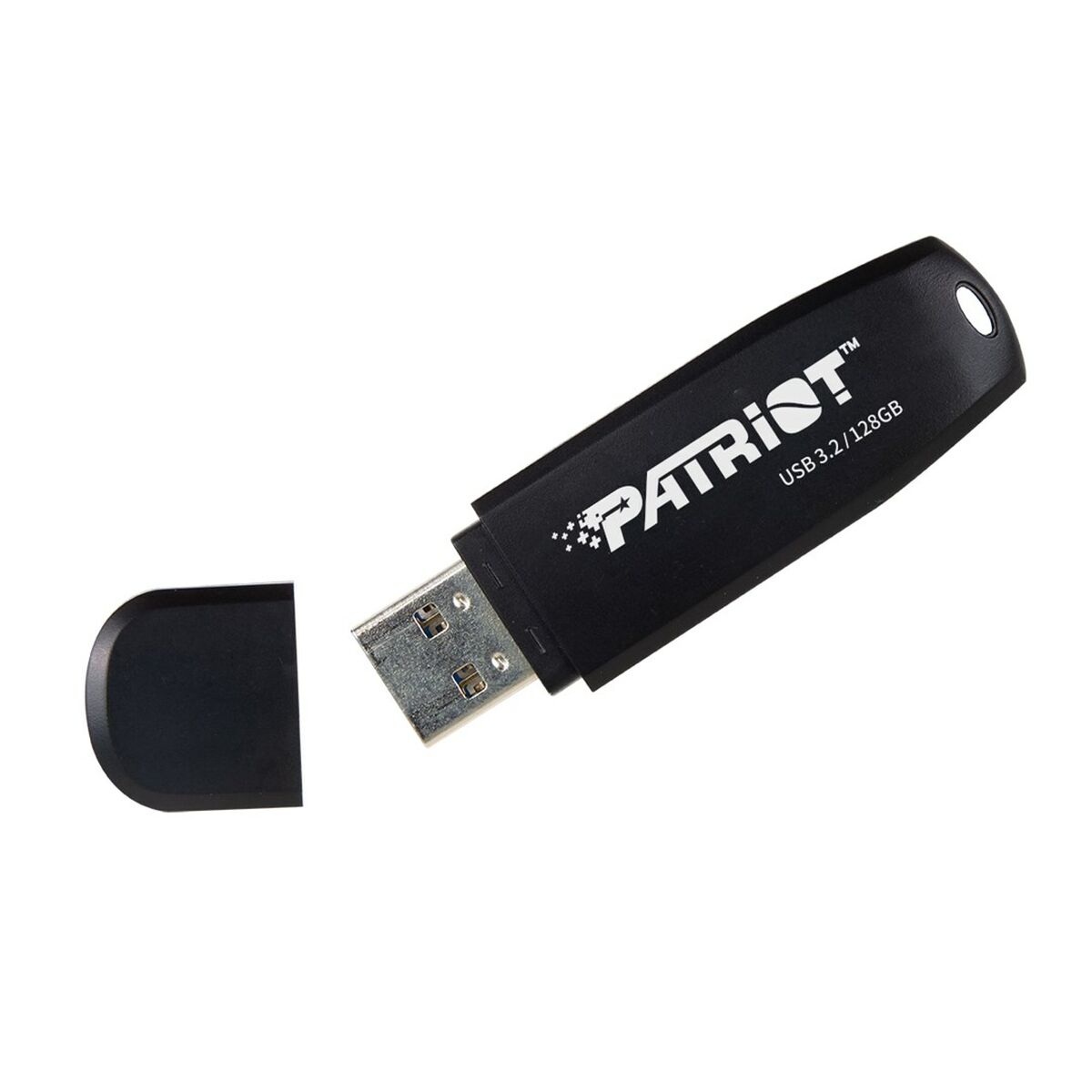 Schwarzer Patriot USB-Stick mit geöffneter Kappe. Der Stick liegt auf weißem Grund.