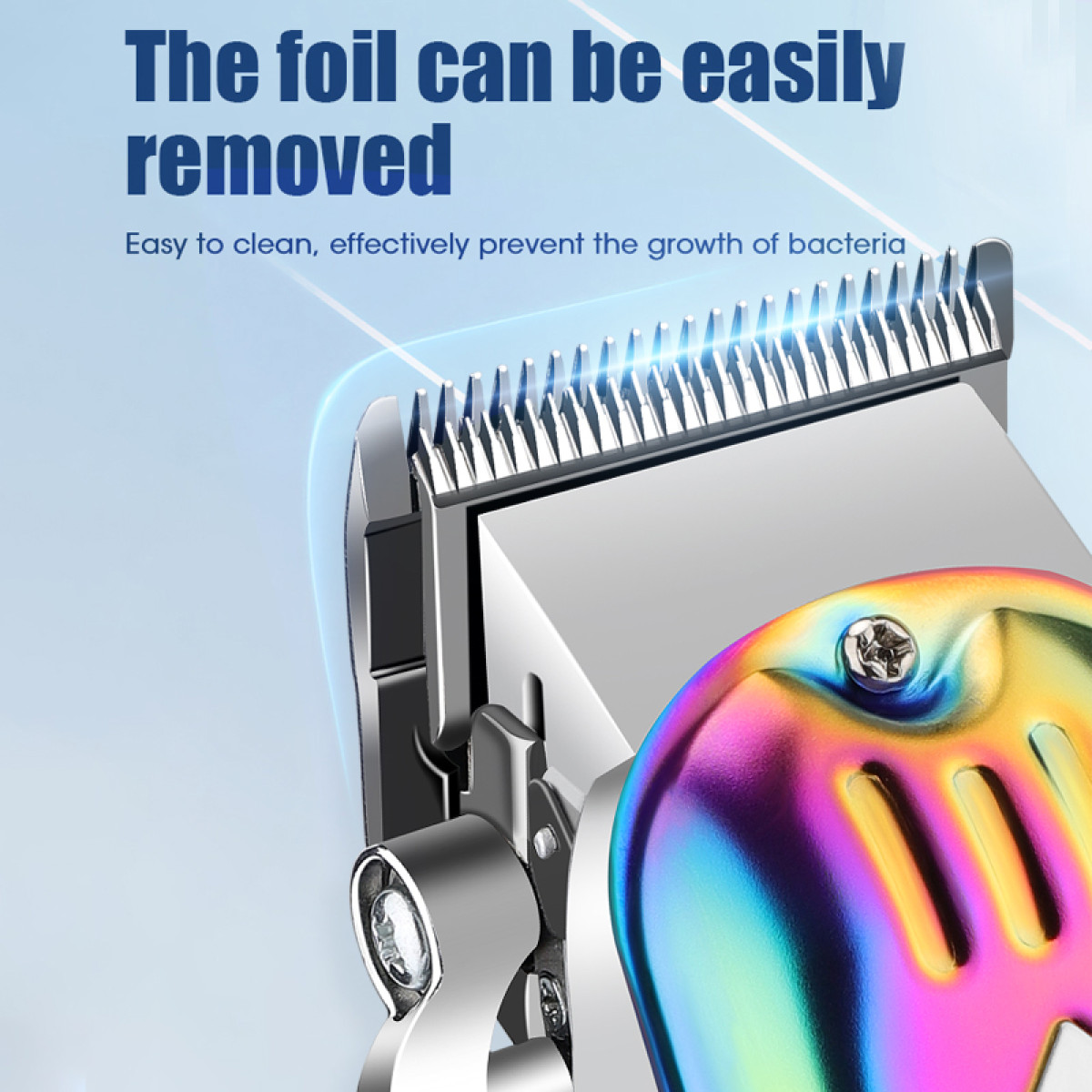 Zbliżenie srebrnej maszynki do włosów z folią na niebieskim tle.