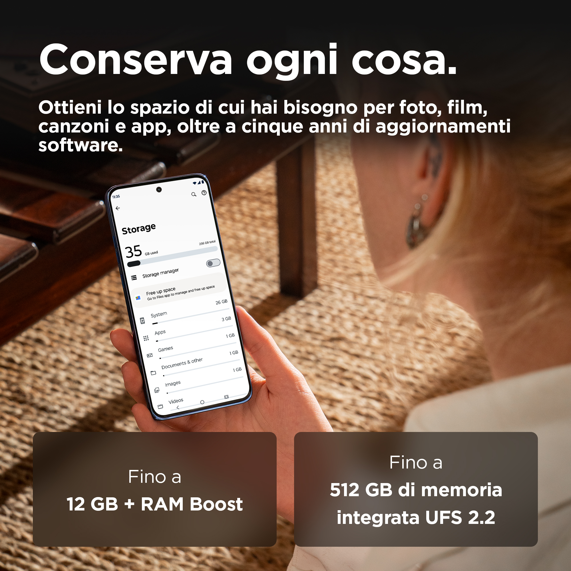 Kobieta trzymająca telefon pokazujący szczegóły pamięci, z tekstem o pamięci i przechowywaniu.