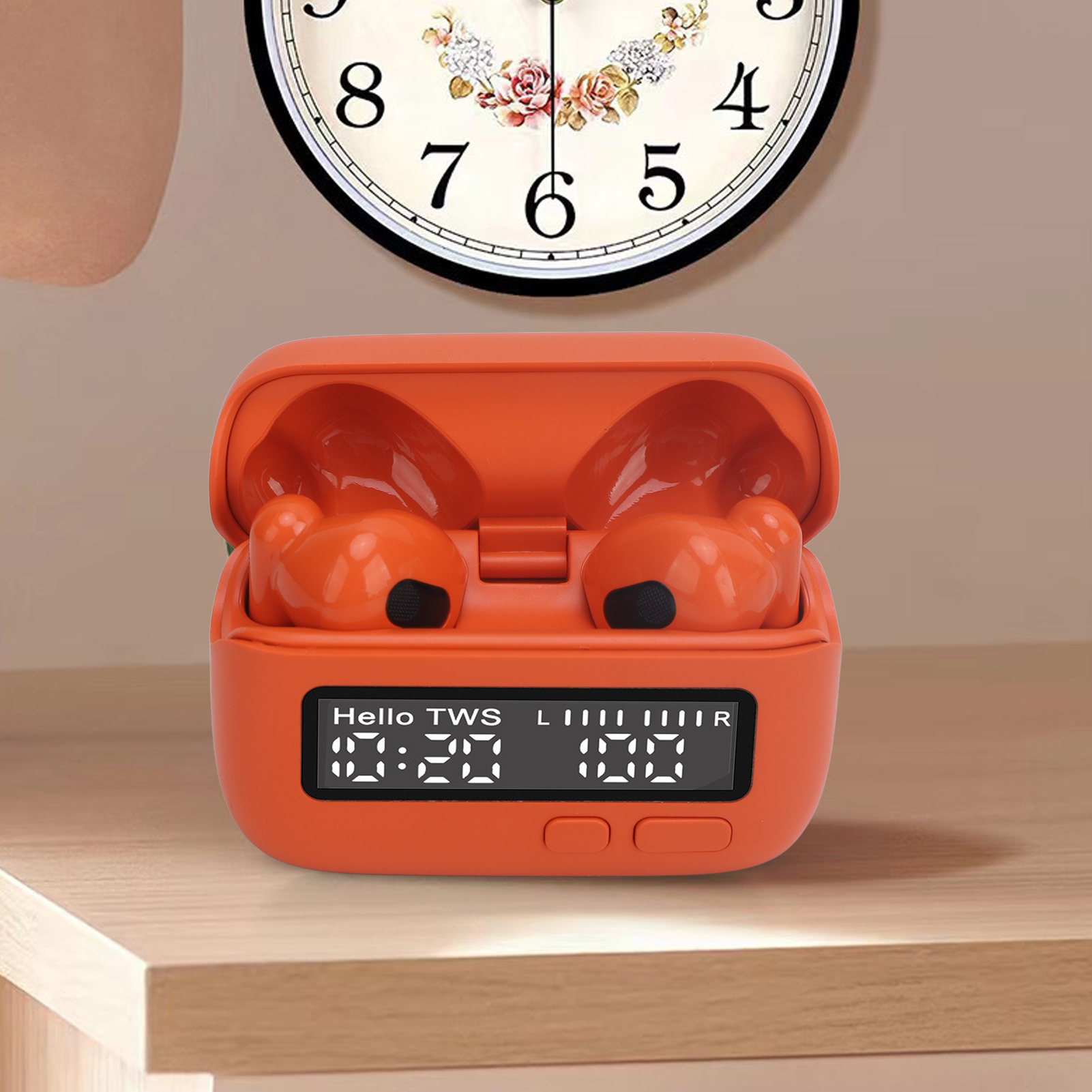 Orangenes Ladecase mit Ohrhörern. Anzeige zeigt 10:20 Uhr und Batteriestandsanzeigen.