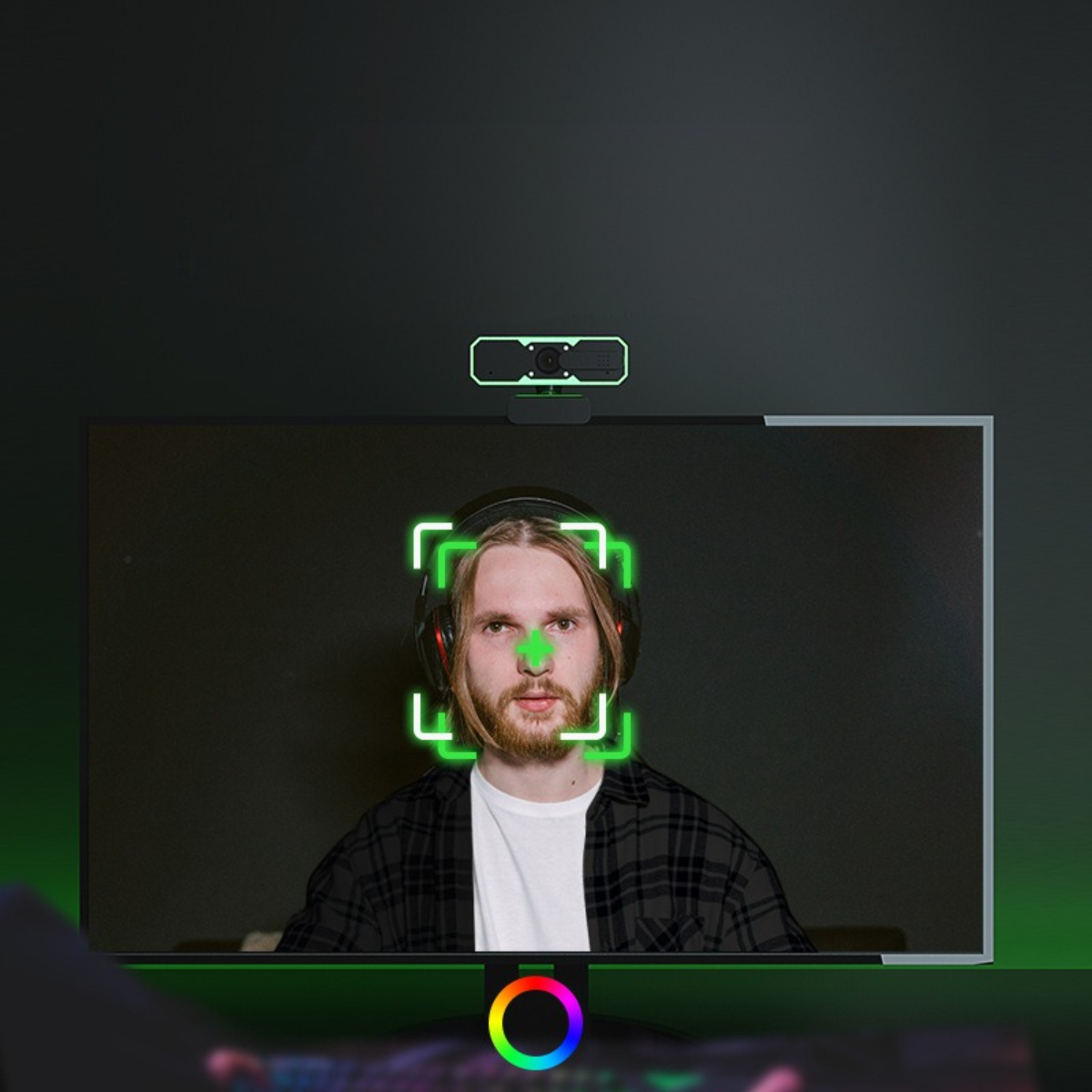 Mann vor einem Monitor mit Webcam, Gesichtserkennungsfeld grün hervorgehoben.