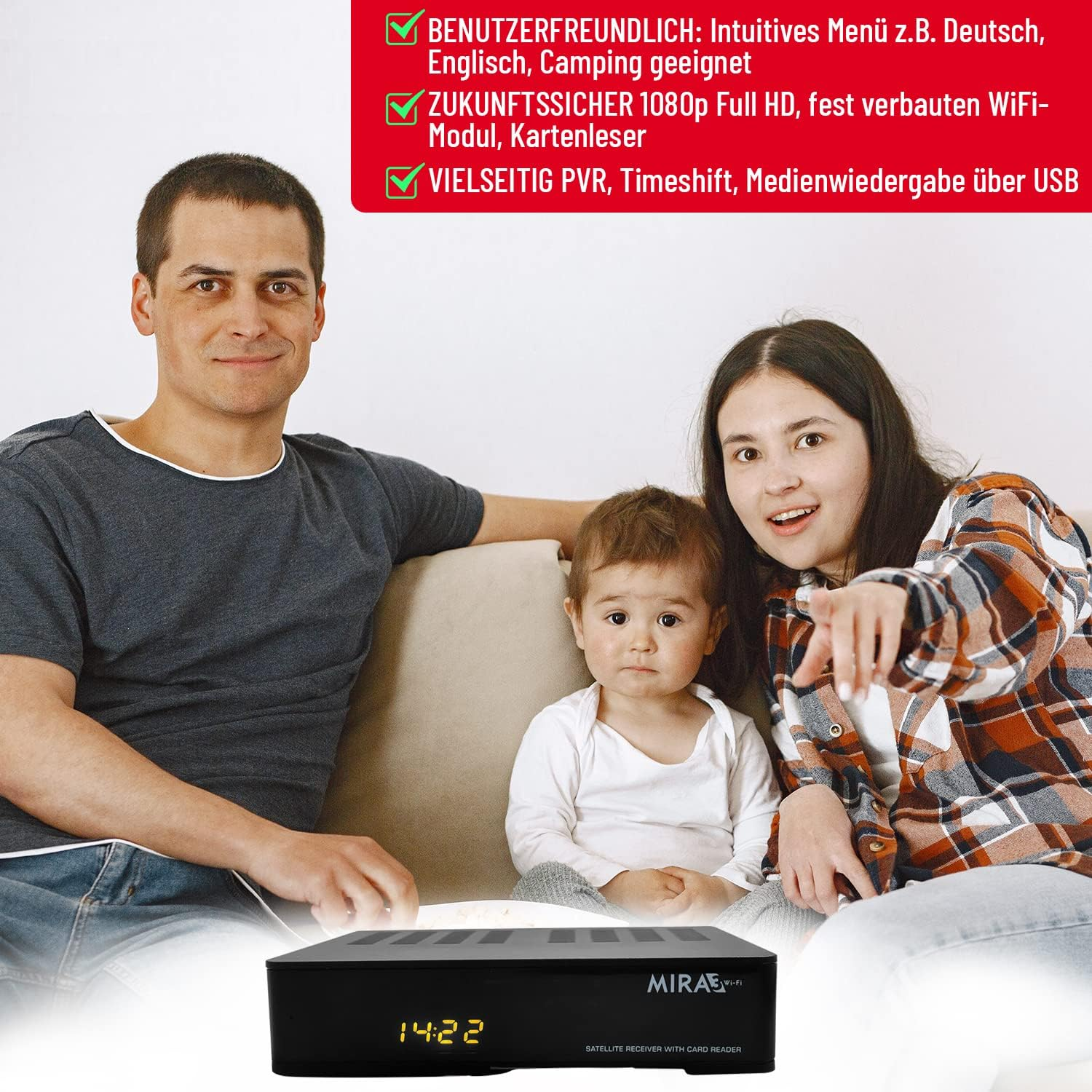 Eine dreiköpfige Familie lächelt in die Kamera, mit einem schwarzen Satellitenempfänger davor.