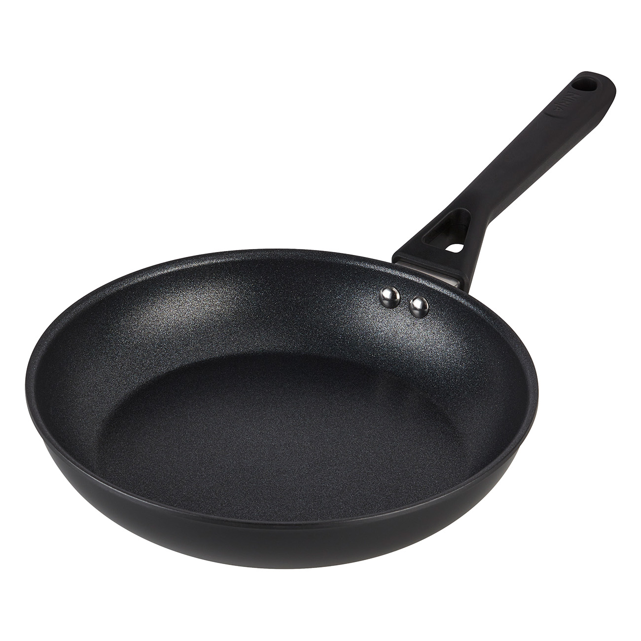 Schwarze Bratpfanne mit Griff auf weißer Oberfläche. Leere Pfanne mit matter Oberfläche.