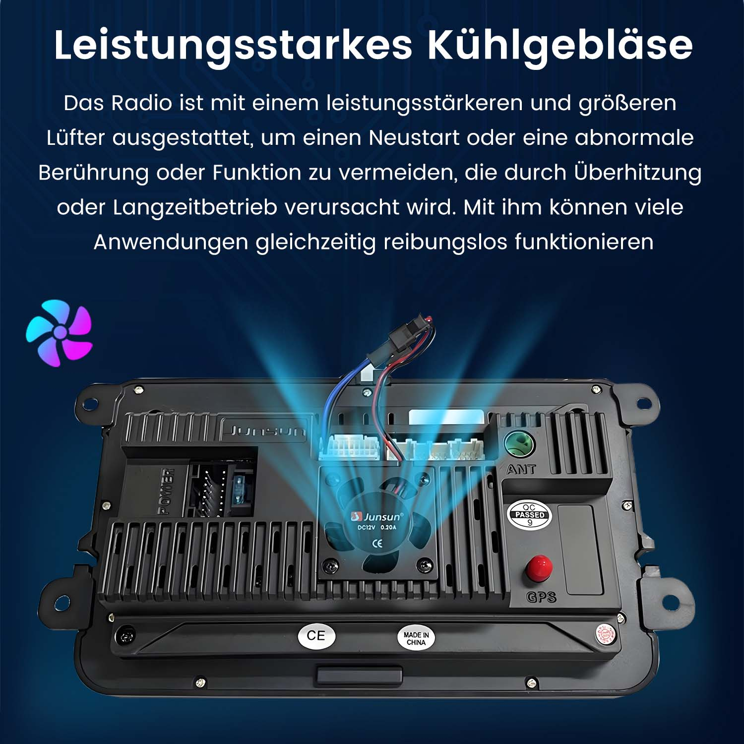 Rückseite eines Autoradios mit Lüfter. Text auf Deutsch. Blaues Licht scheint auf das Innere des Geräts.
