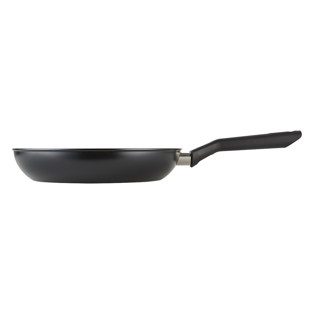 Schwarze Bratpfanne mit langem Griff auf weißem Hintergrund.