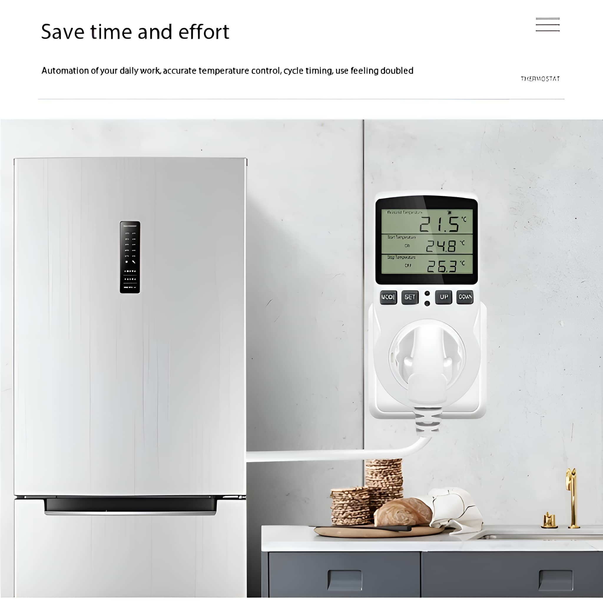 Ein intelligenter Thermostat mit digitaler Anzeige, eingesteckt in eine weiße Steckdose.