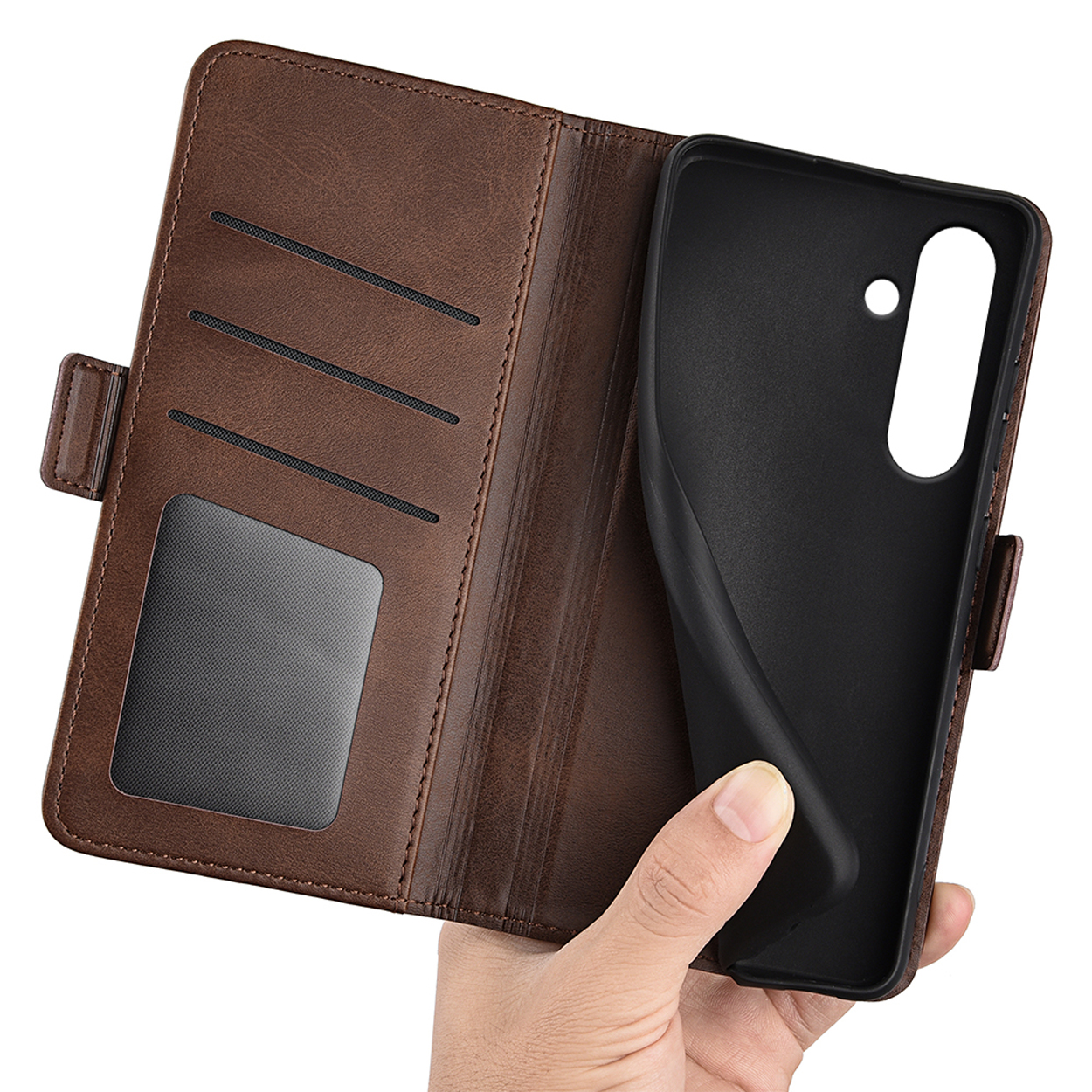 Étui de téléphone en cuir marron. Étui ouvert avec téléphone. Poche pour cartes visible.