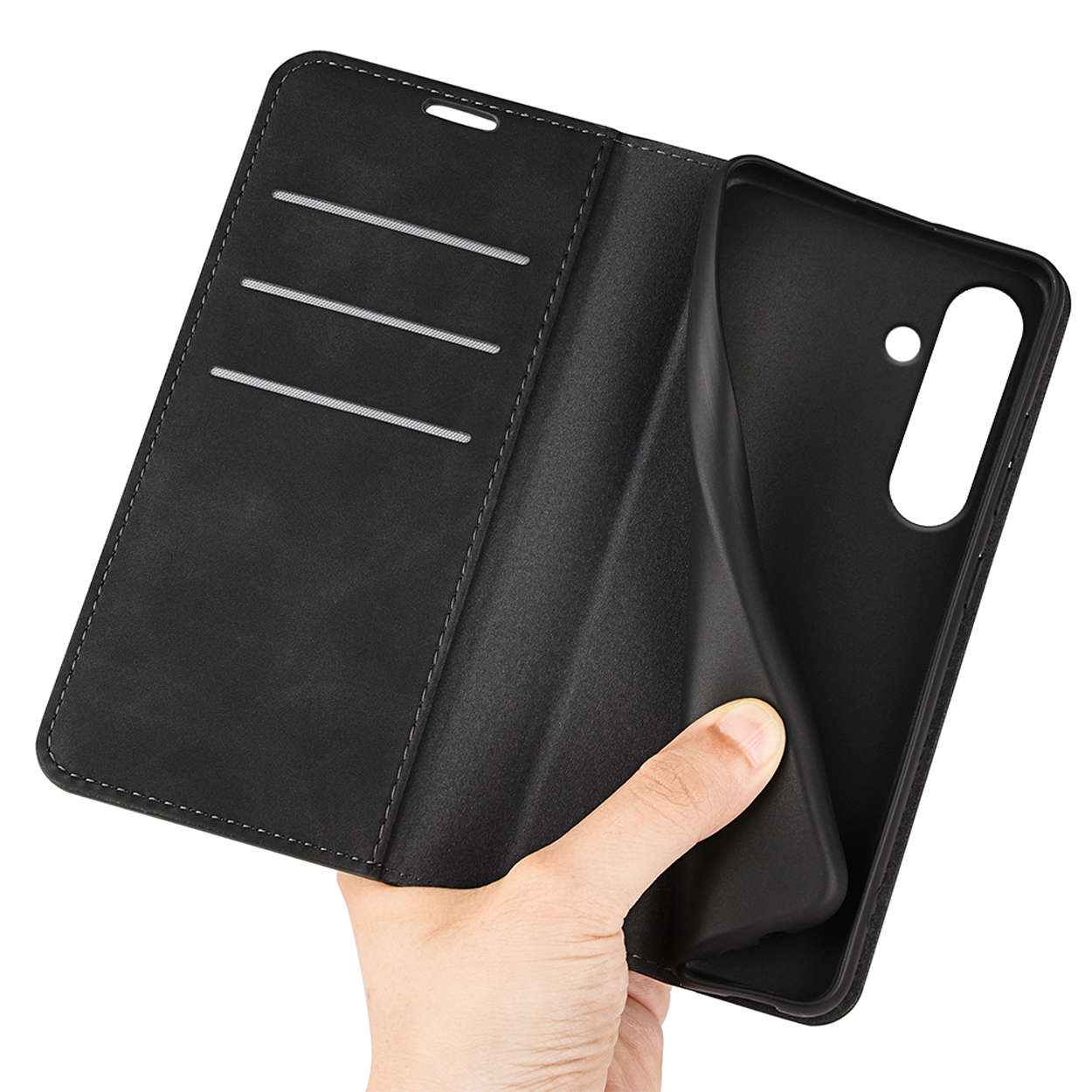 Coque de téléphone noire ouverte. Main tenant une coque ouverte avec des fentes pour cartes et un support pour téléphone. Coutures blanches visibles.