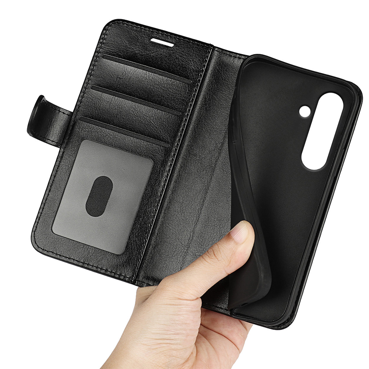 Coque de téléphone noire avec un téléphone à l'intérieur. Le téléphone possède trois caméras.