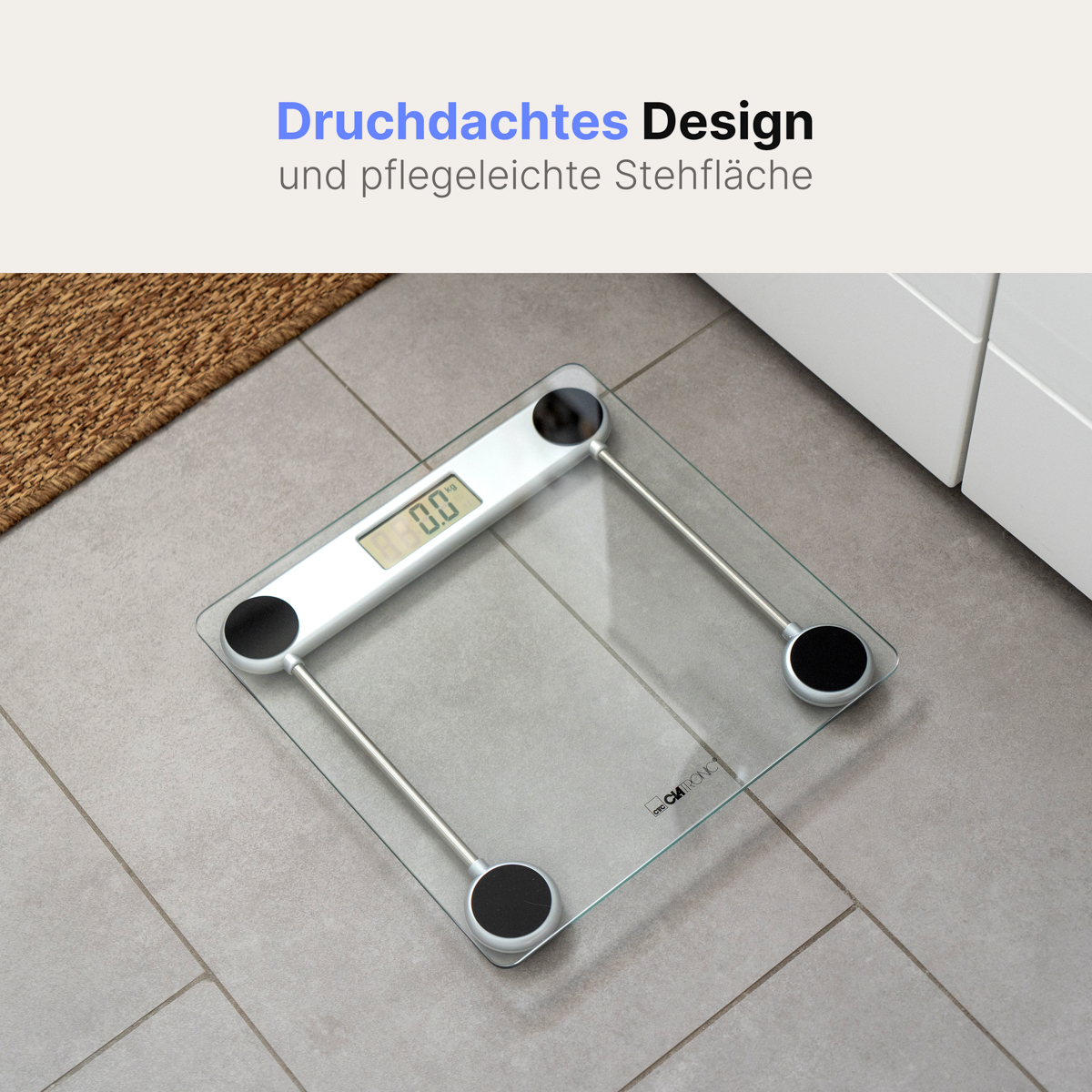 Szklana waga łazienkowa z wyświetlaczem cyfrowym pokazującym '0.0', na podłodze z płytek.