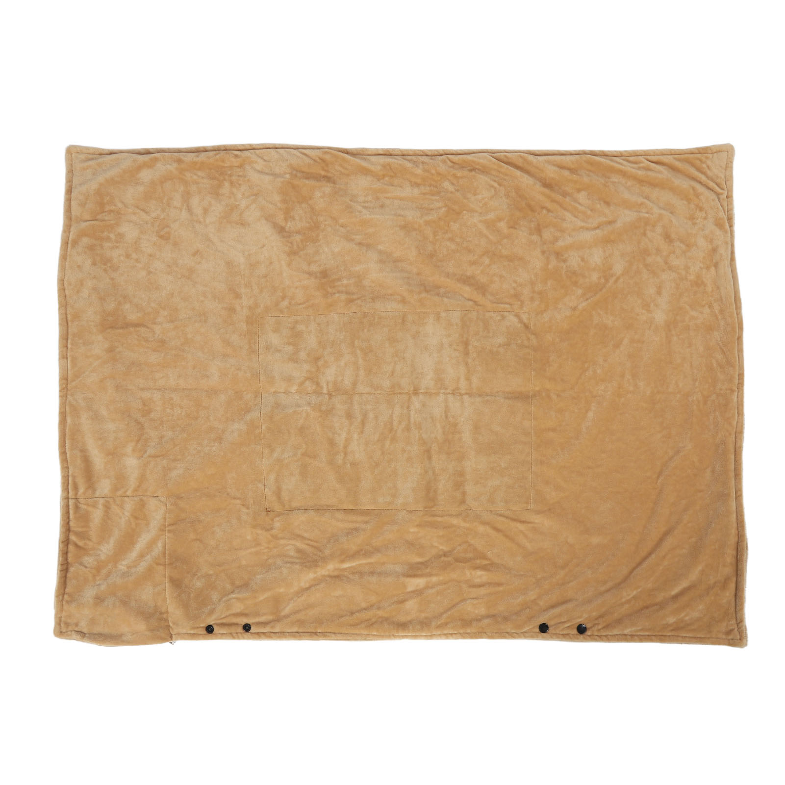 Eine beige, rechteckige Decke mit Taschen und Knöpfen auf weißem Hintergrund.