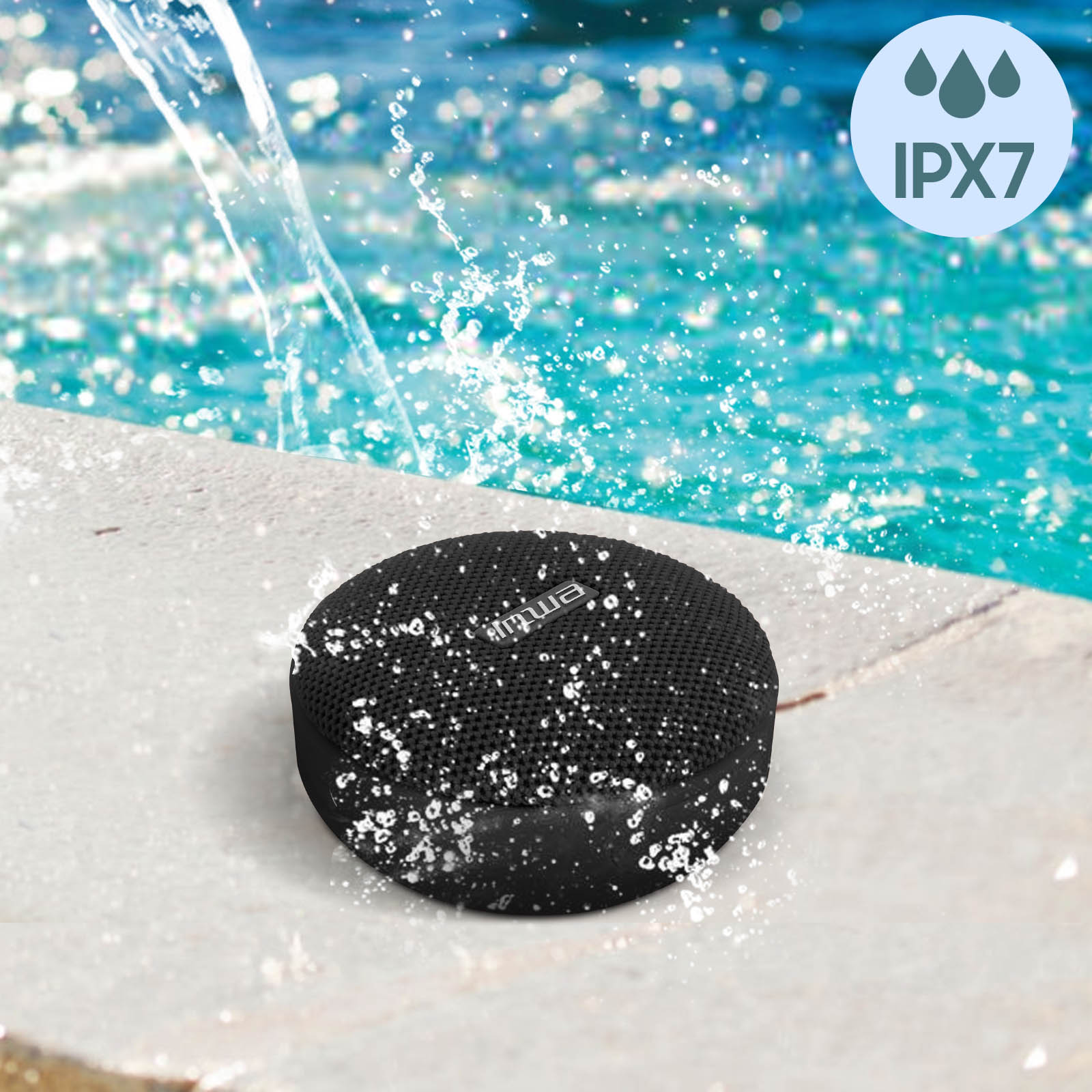 Un haut-parleur noir, rond et étanche avec de l'eau qui éclabousse autour.