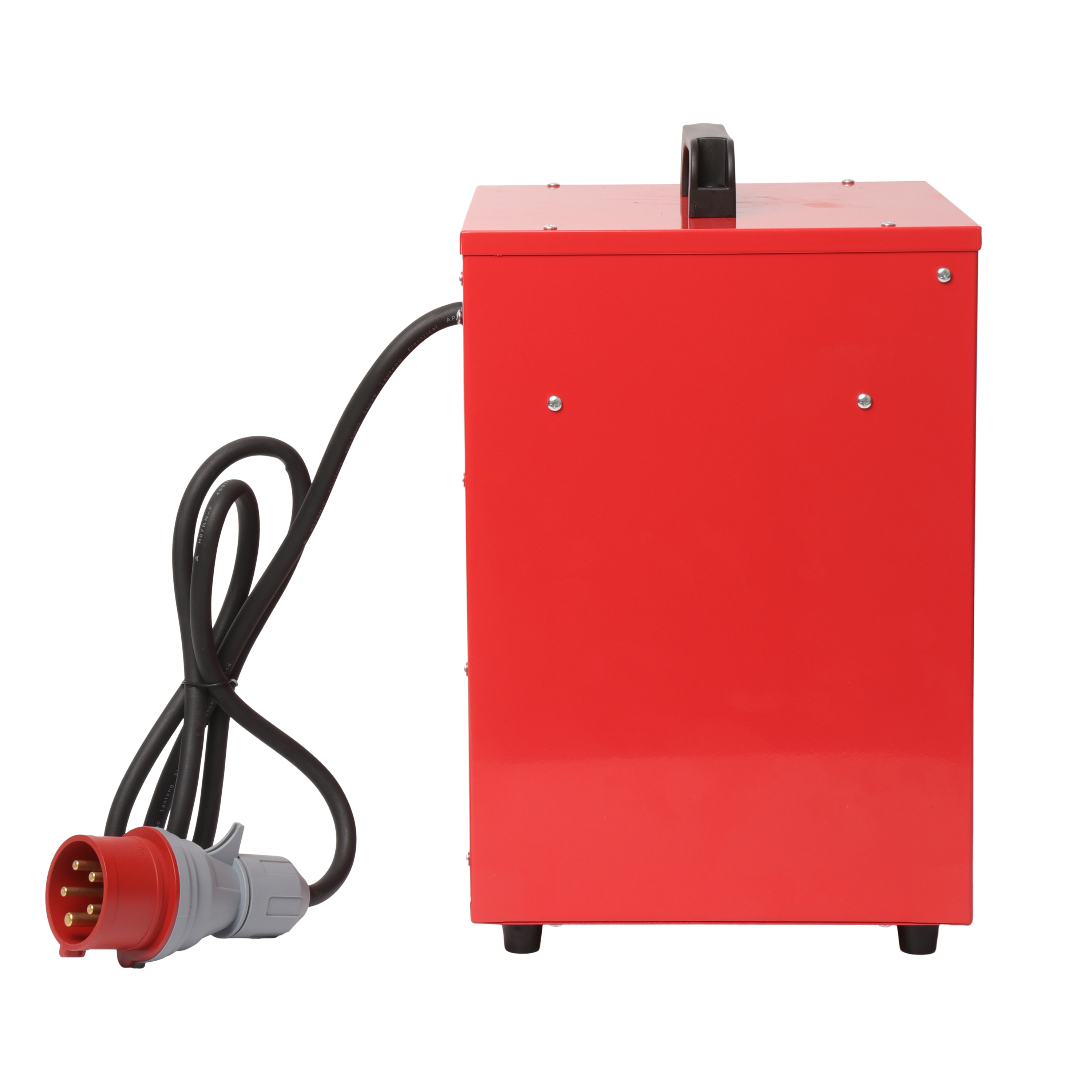 Roter Metallkasten mit schwarzem Griff. Ein schwarzes Kabel und Stecker gehen von der Seite aus. Auf weißem Hintergrund isoliert.