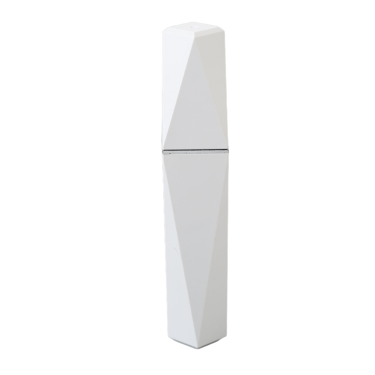 Eine weiße, geometrisch geformte Lippenstifthülse. Sie ist hoch und hat einen Deckel oben.