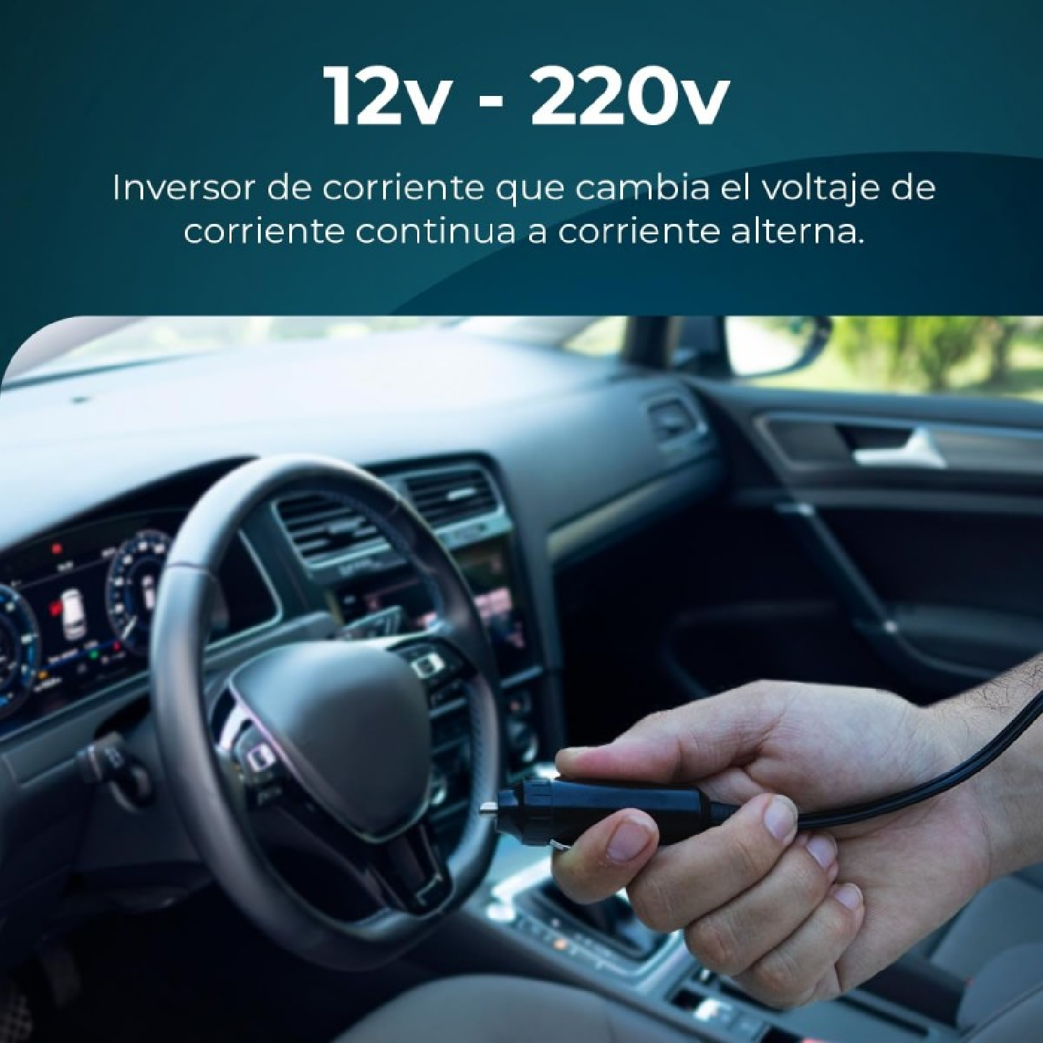 La mano inserisce un cavo nero nella presa dell'accendisigari dell'auto. Testo: 12V-220V.