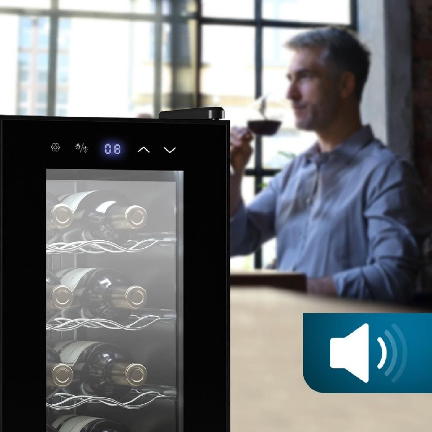 Chłodziarka do wina. Butelki widoczne przez szkło. Mężczyzna pije wino w tle. Wyświetlacz cyfrowy.