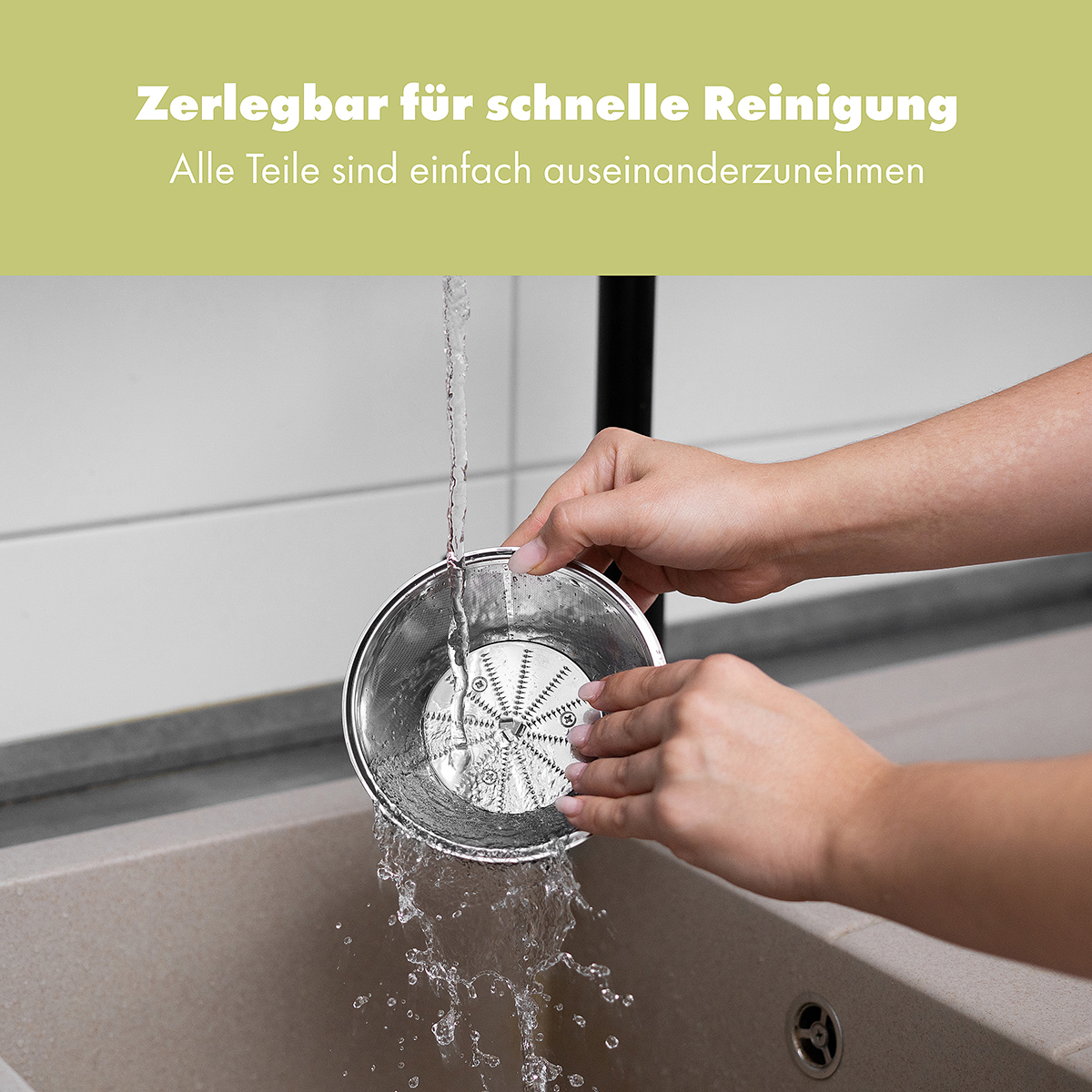 Ręce myjące część urządzenia kuchennego ze stali nierdzewnej pod bieżącą wodą w zlewie.