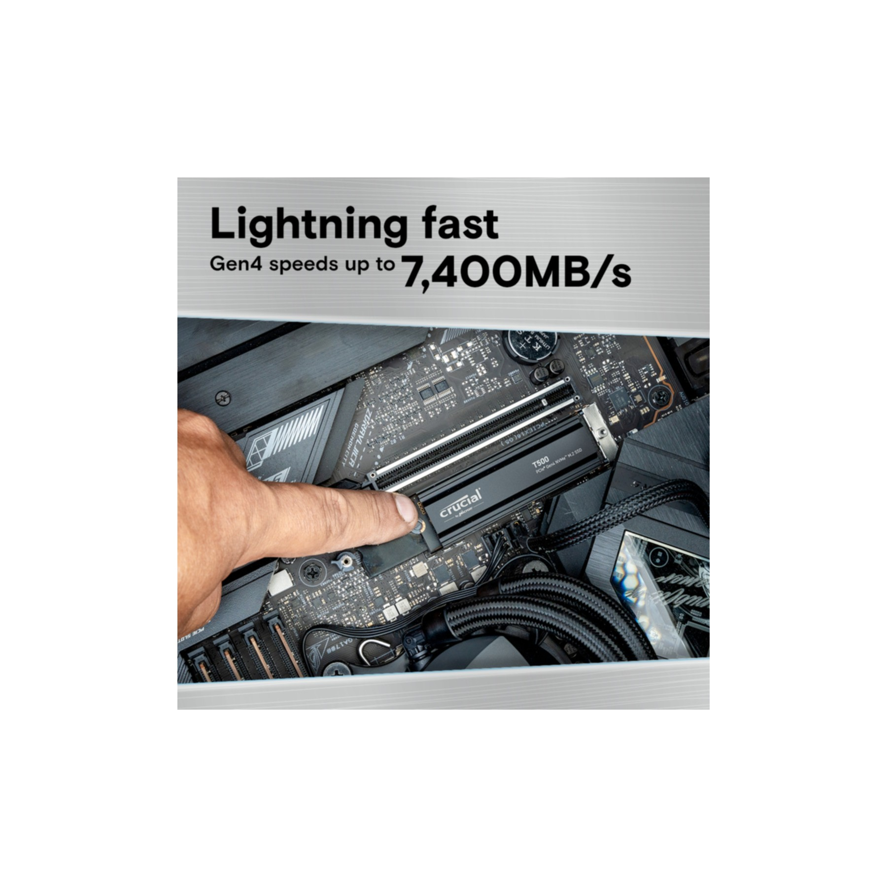 Dłoń umieszczająca dysk SSD M.2 na płycie głównej. Tekst: Błyskawiczna prędkość, prędkości Gen4 do 7400MB/s.