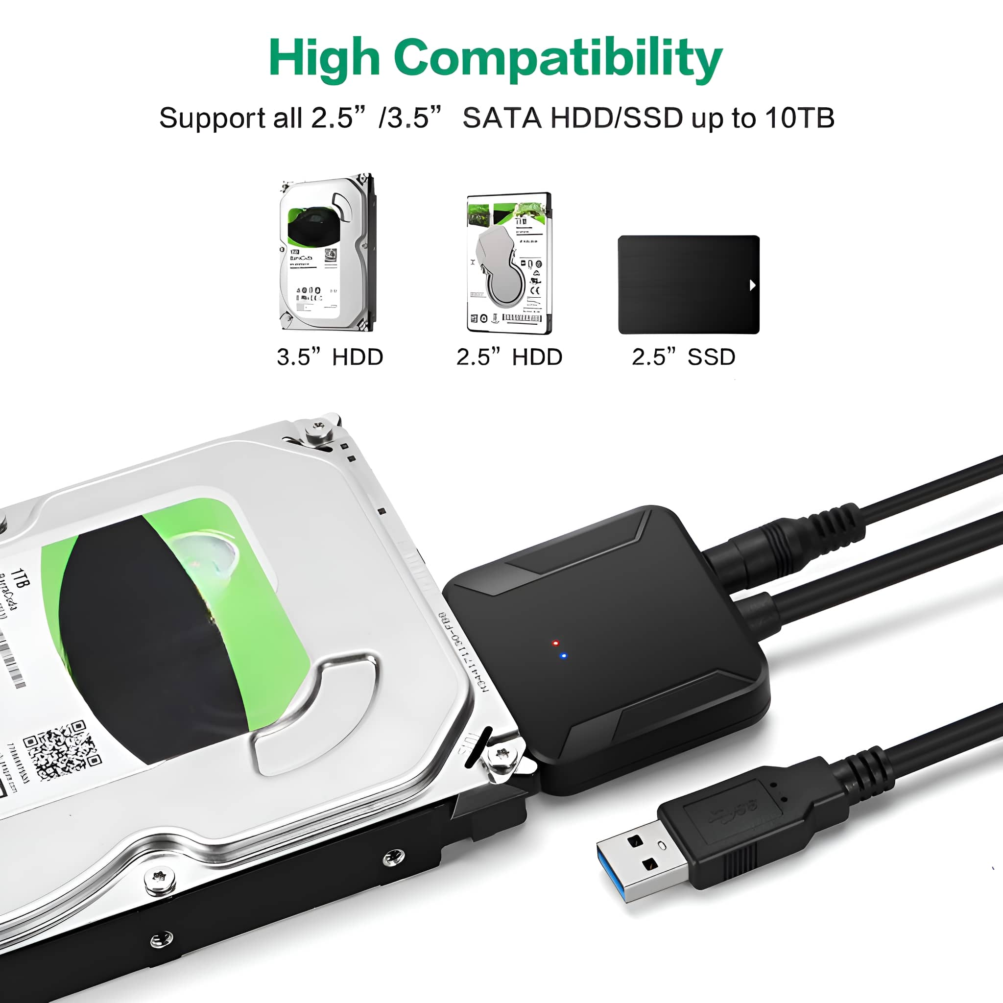 Schwarzer Adapter, der an Festplatten angeschlossen wird, mit USB-Kabel und verschiedenen HDDs.