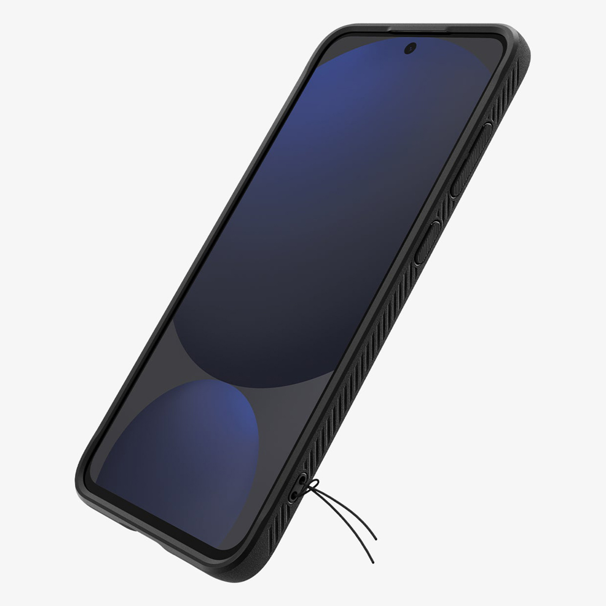 Telefon mit schwarzer Hülle, Bildschirm an. Der Bildschirm ist dunkelblau. Weißer Hintergrund. Schwarze Schnüre sind angebracht.