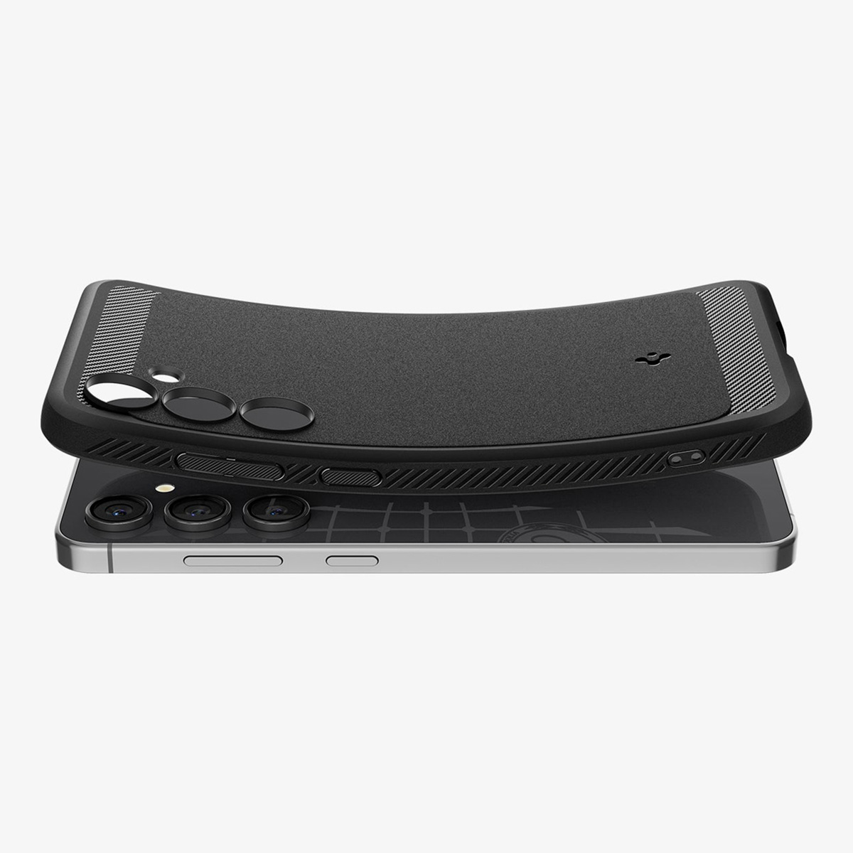 Telefon mit schwarzer Hülle liegt auf einem anderen Telefon. Das obere Telefon hat 3 Kameras. Weißer Hintergrund.