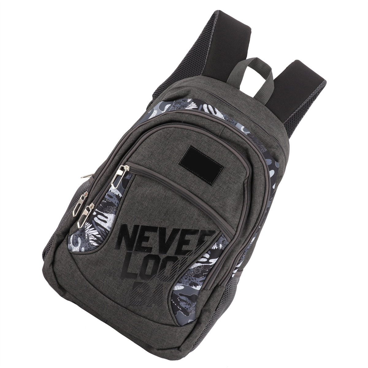 Grauer Rucksack. Schwarzer Text: NEVER LOOK BACK. Tarnmuster auf Taschen und Trägern.