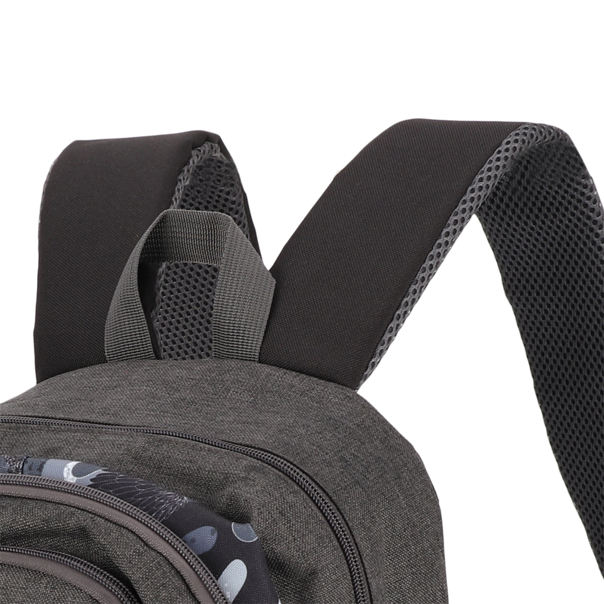 Nahaufnahme der Schultergurte und Oberseite eines grauen Rucksacks. Mesh- und Stoffdetails sind sichtbar.