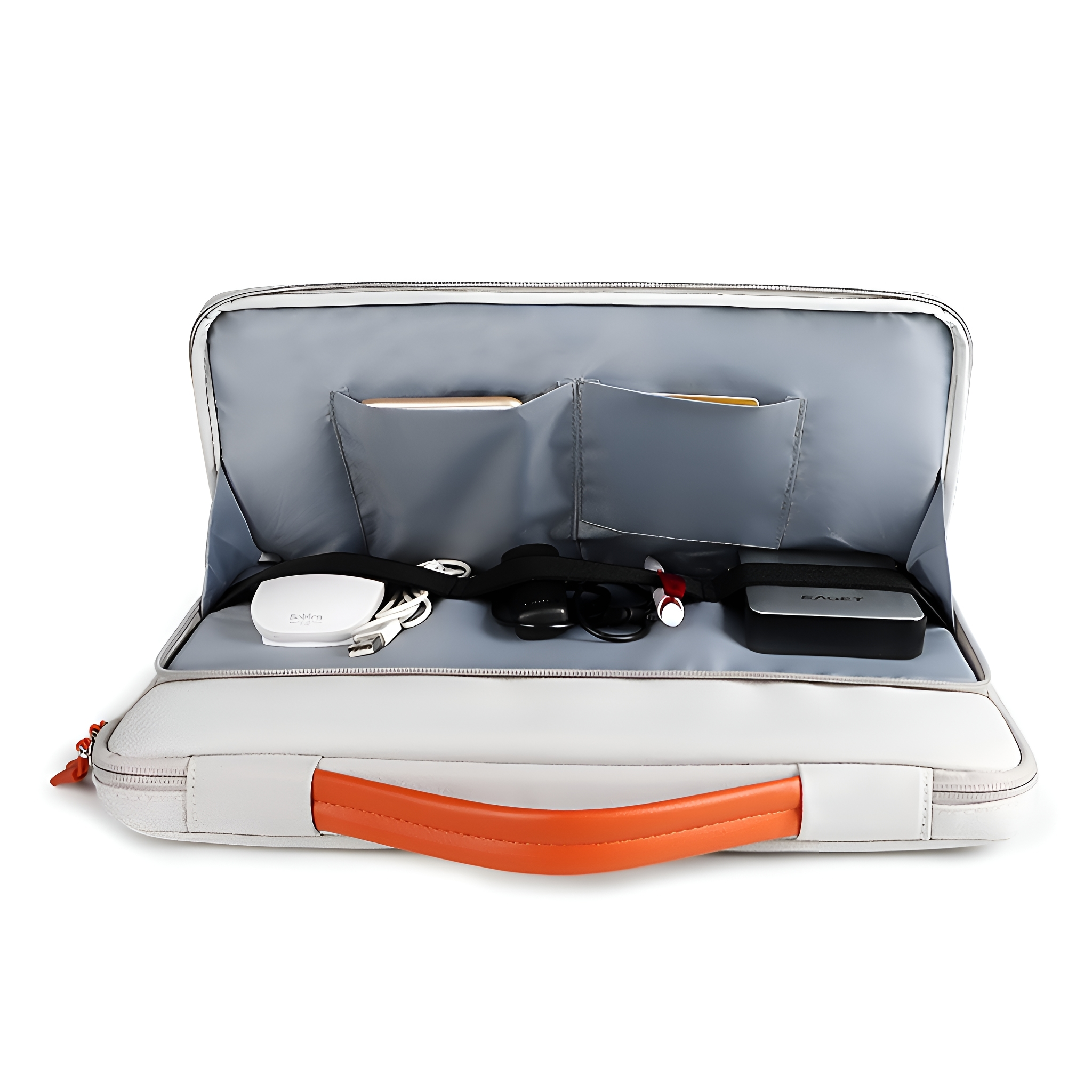 Offene weiße Tasche mit verschiedenen technischen Accessoires. Der Griff ist orange.