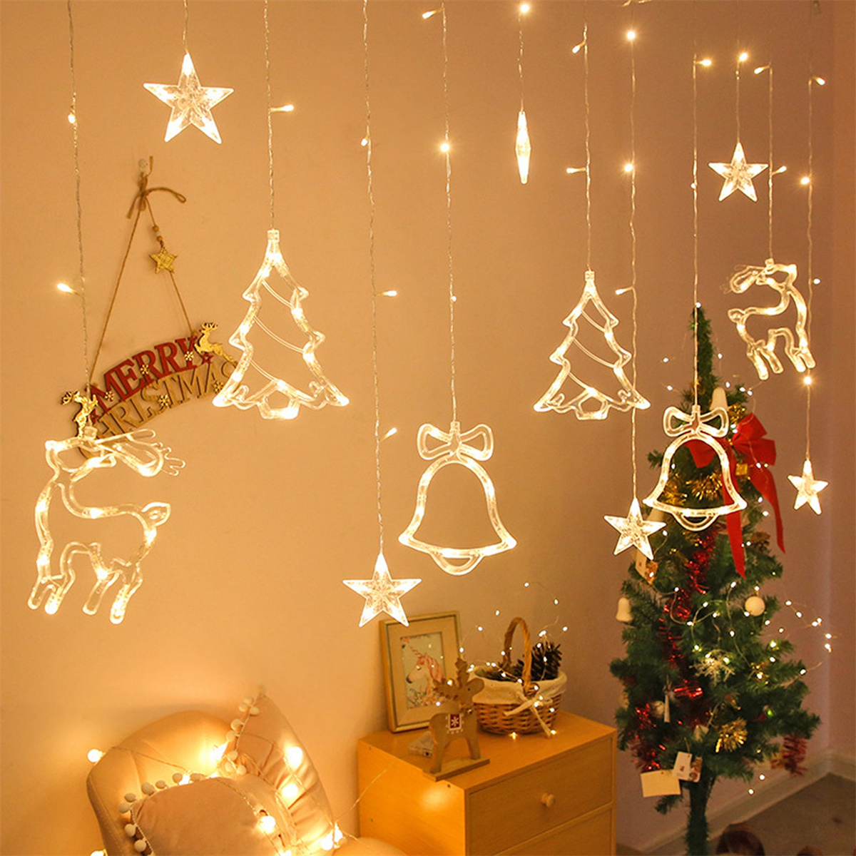 Eine Weihnachtsszene mit einem geschmückten Baum, Lichtern und dekorativen Hängeformen.