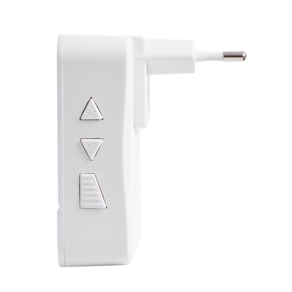 Ein weißer Wandstecker-Adapter mit drei Tasten. Der Adapter ist in die Wand gesteckt.