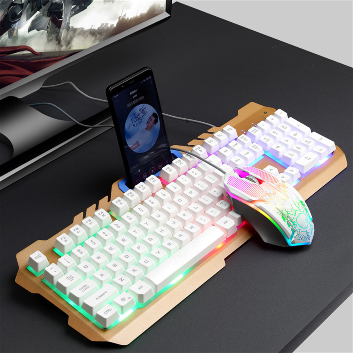 Gaming-Setup mit Tastatur, Maus und Telefon. Tastatur und Maus haben LED-Lichter.