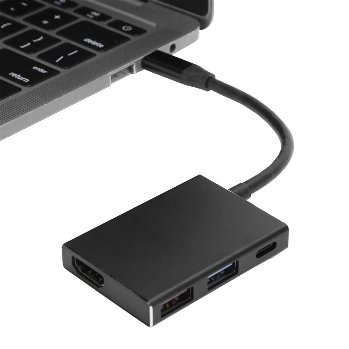Ein schwarzer USB-C-Hub, der an einen Laptop angeschlossen ist, mit HDMI- und USB-Anschlüssen.