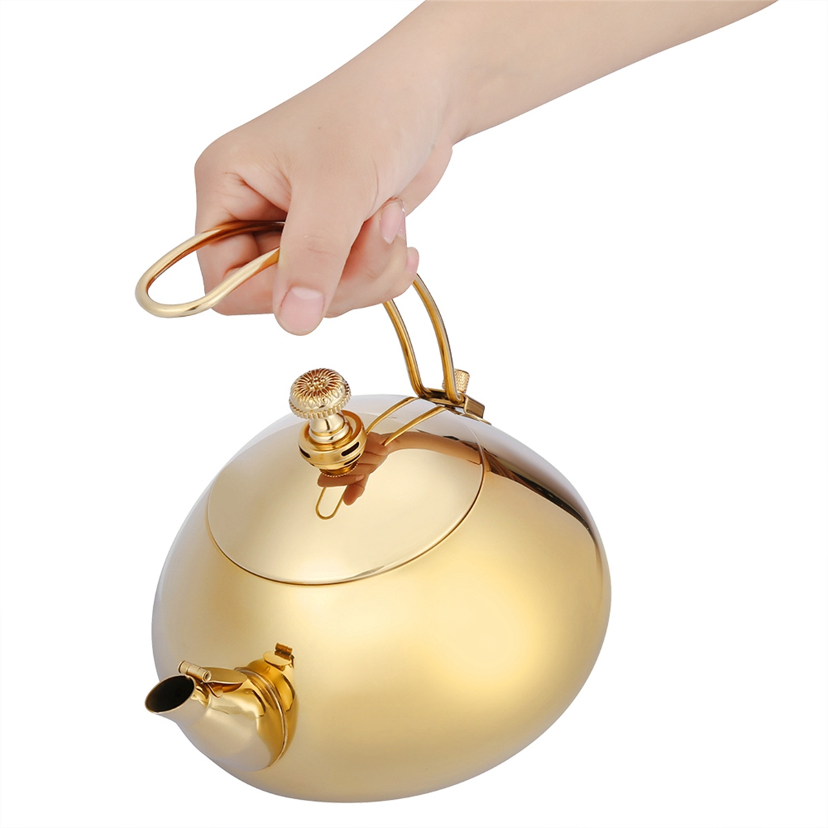 Eine goldene Teekanne mit Griff, Ausguss und Deckel.