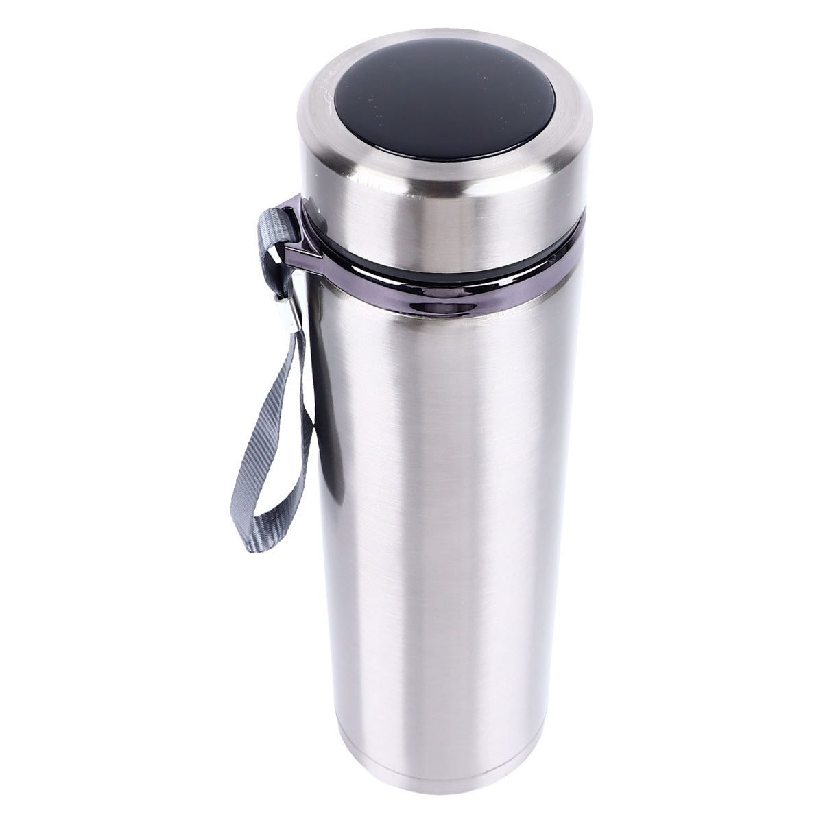 Isolierte Edelstahl-Wasserflasche mit schwarzem Deckel und grauem Riemen auf weißem Grund.
