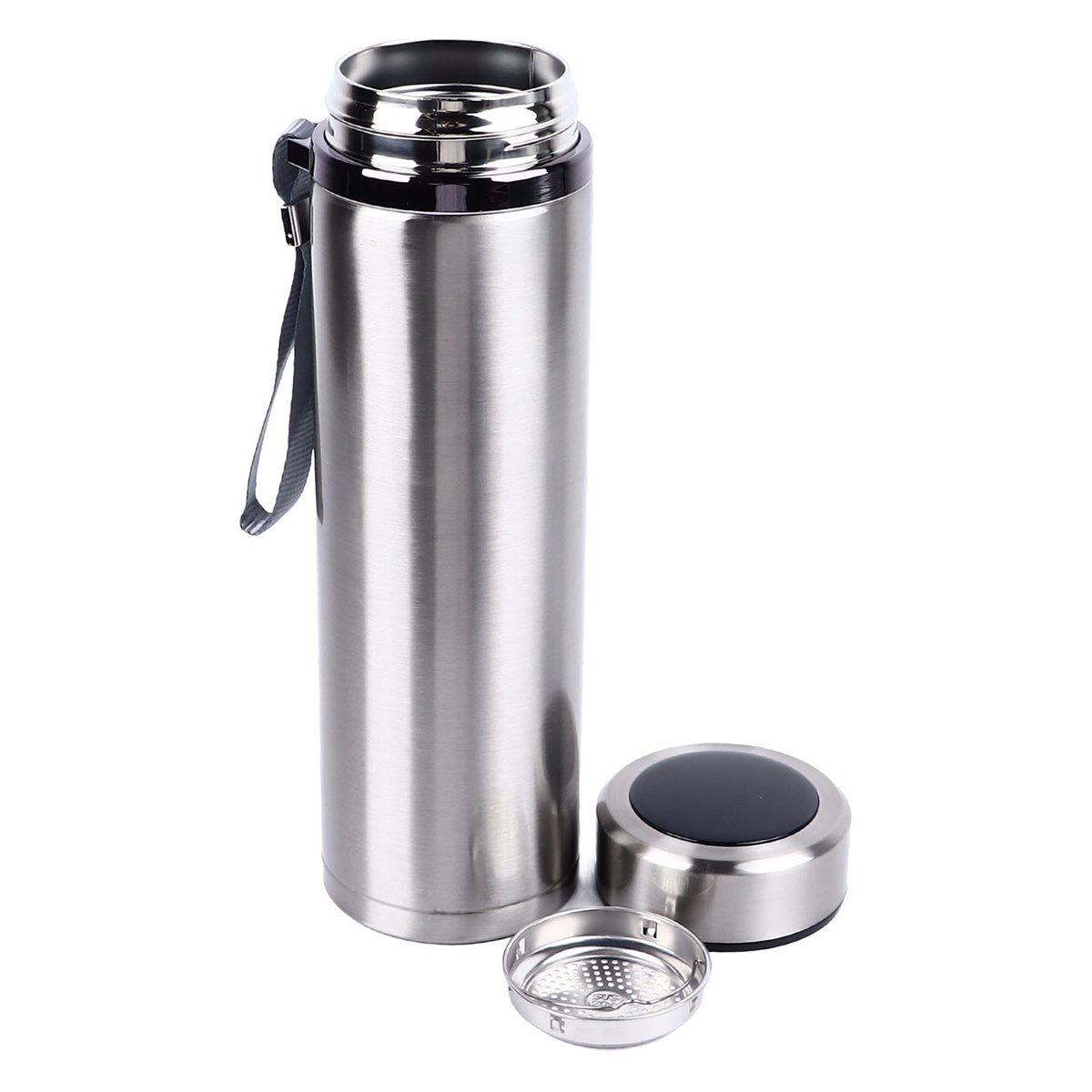 Eine Edelstahl-Thermosflasche mit schwarzem Deckel und einem kleinen Sieb und Deckel.