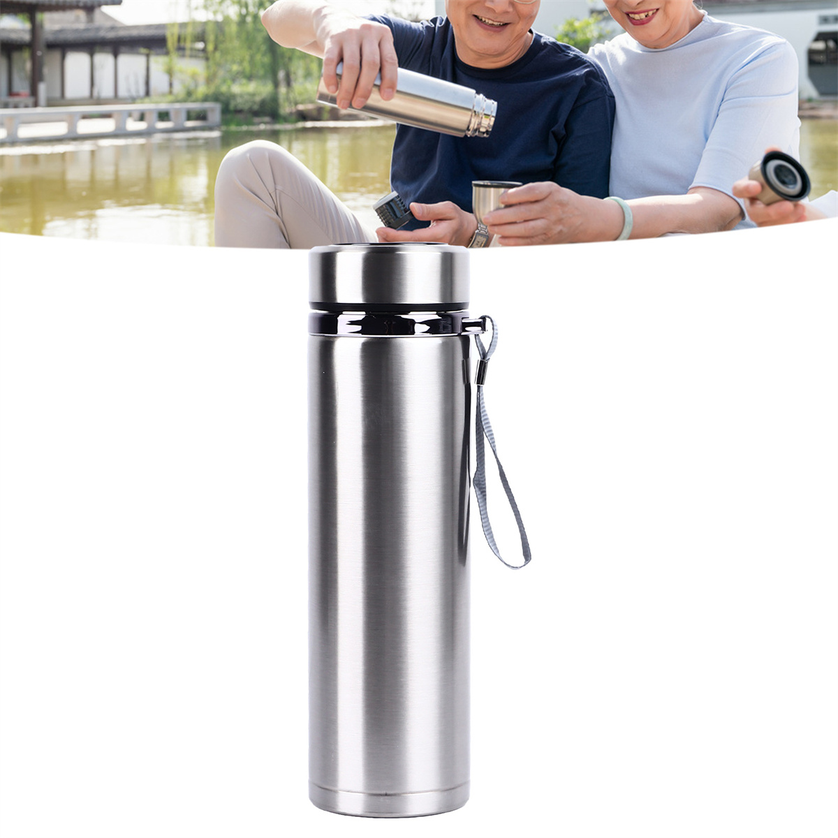 Eine Edelstahl-Isolierwasserflasche mit einem Paar Personen im Hintergrund.