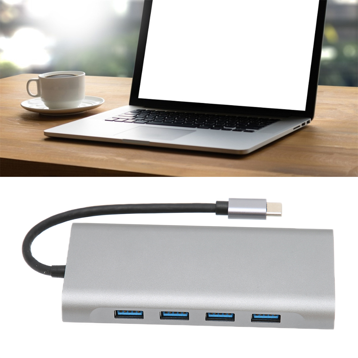 Laptop auf einem Holztisch mit USB-Hub und einer Tasse Kaffee im Hintergrund.