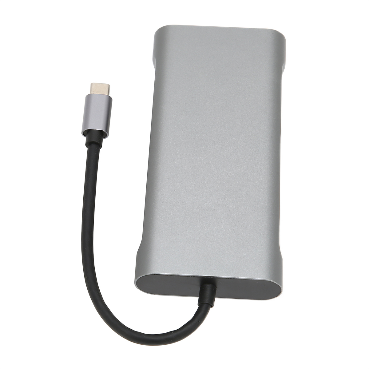 Silberner USB-C-Hub mit angeschlossenem Kabel, abgewinkelt, vor weißem Hintergrund.