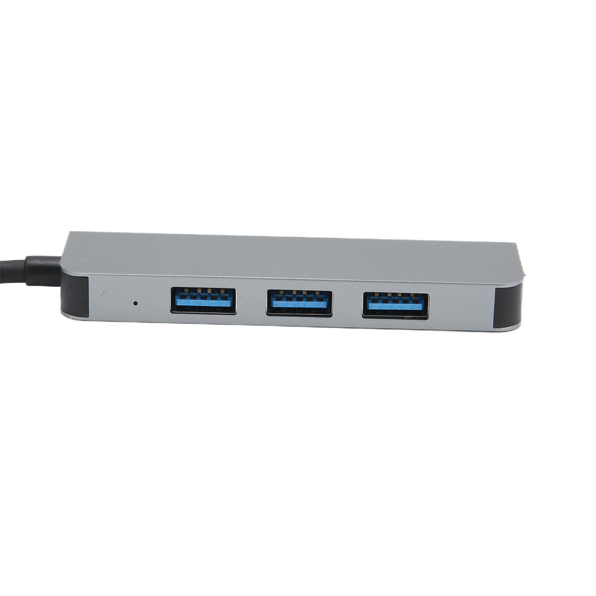 Ein grauer USB-Hub mit 3 USB-Anschlüssen, von oben betrachtet, auf weißem Hintergrund.