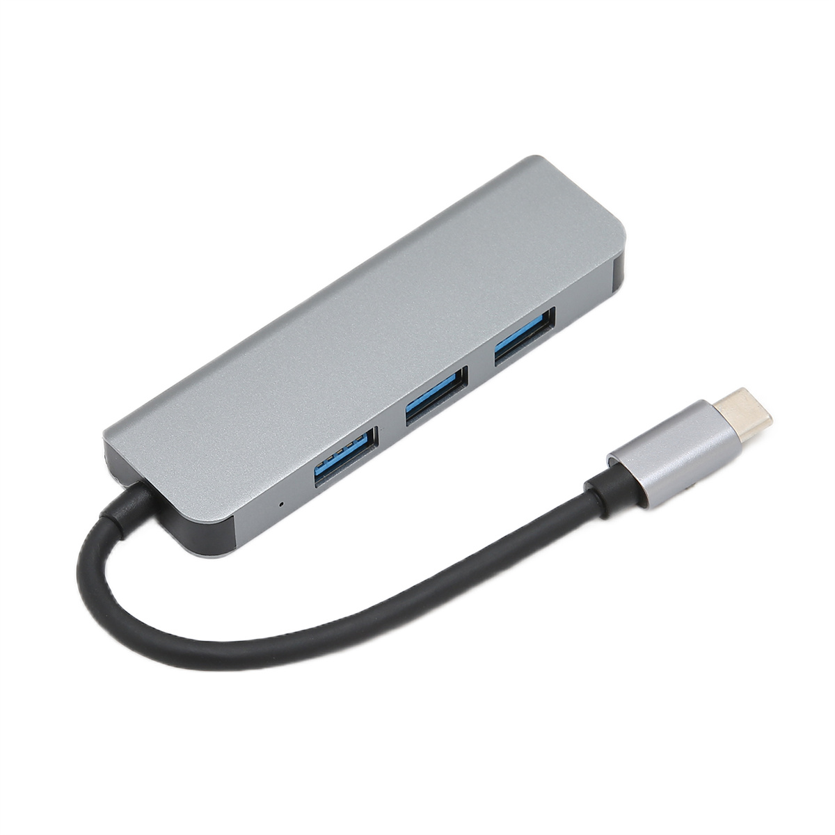 Ein silberner USB-Hub mit drei blauen USB-Anschlüssen und einem schwarzen Kabel und Stecker.