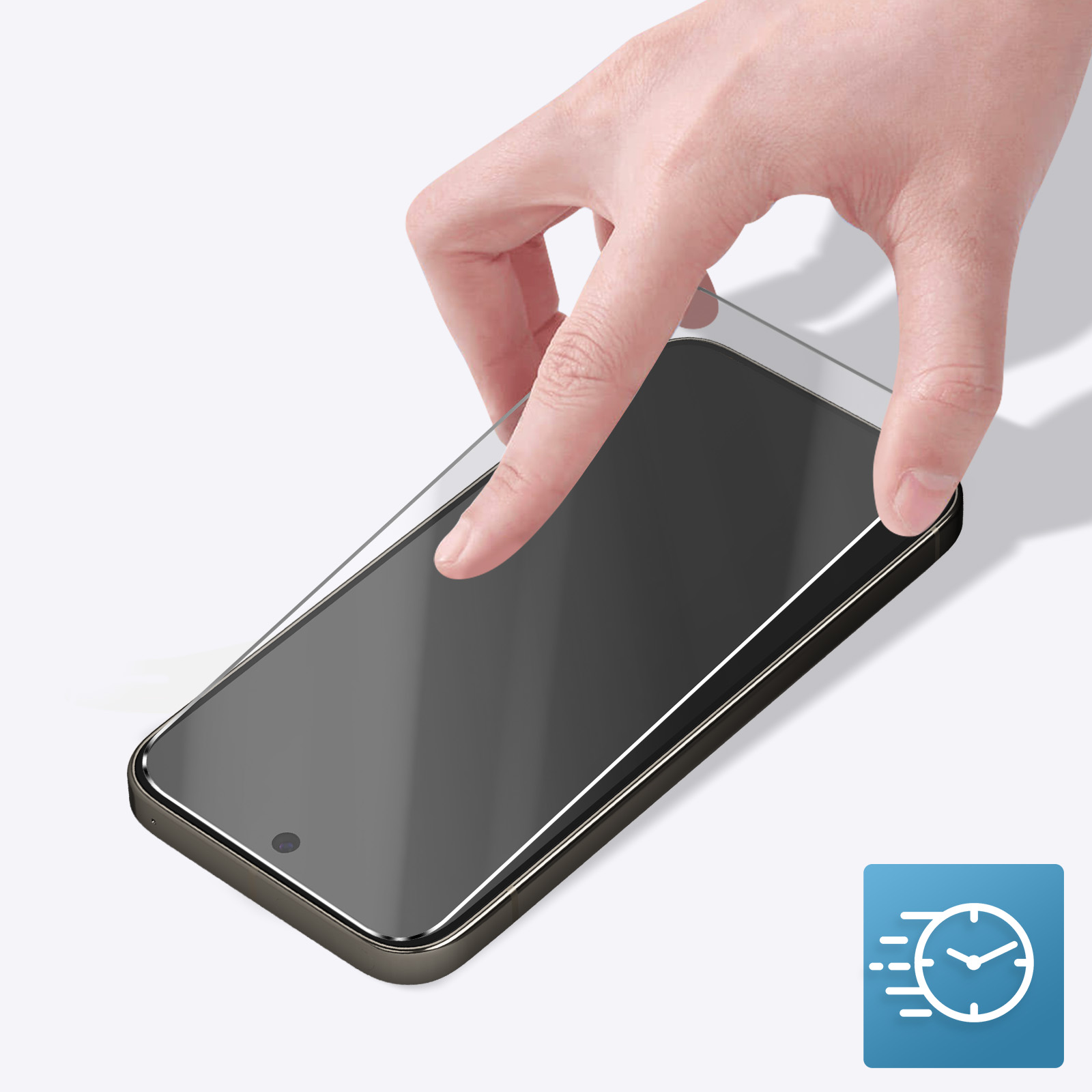 Mano che posiziona una protezione per lo schermo trasparente su uno smartphone. Un'icona dell'orologio si trova nell'angolo in basso a destra.