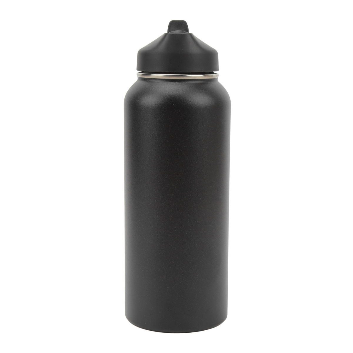 Schwarze Wasserflasche mit schwarzem Deckel, vor weißem Hintergrund.