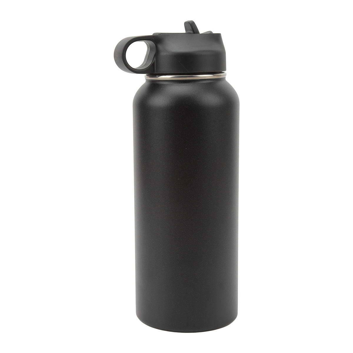 Schwarze Wasserflasche mit schwarzem Deckel und Griff auf weißem Hintergrund.