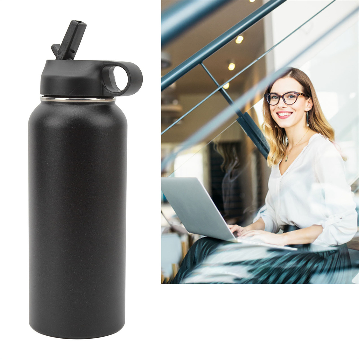 Eine schwarze Wasserflasche neben einer Frau mit Brille, die in einem Café einen Laptop benutzt.